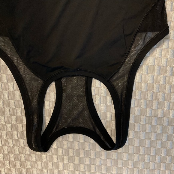 Lululemon Black tank, with mesh - Picture 4 of 5